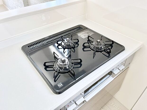 【Ｓｉセンサーコンロ】ガスコンロはＳｉセンサー搭載。火力調節や焦げ付き・消し忘れも防いでくれます。