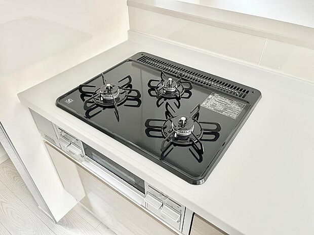 【Siセンサーコンロ】ガスコンロはSiセンサー搭載。火力調節や焦げ付き・消し忘れも防いでくれます。