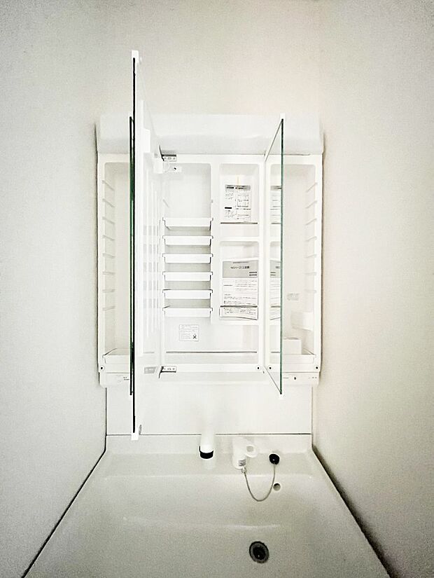 【三面鏡裏収納】三面鏡の裏に、化粧品や衛生用品などを収納可能。洗面台をすっきりと保ちます！