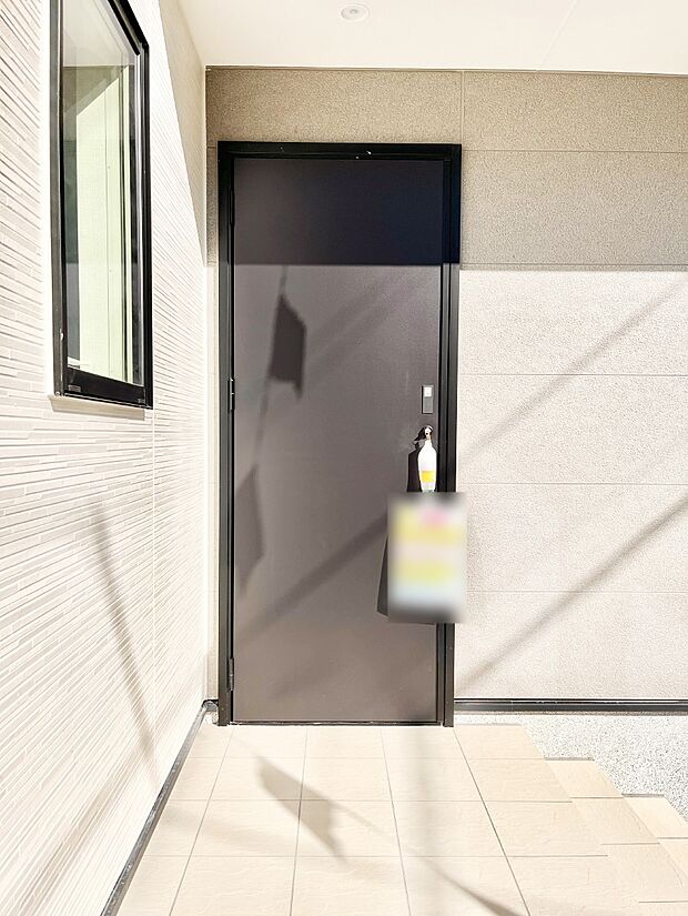 【玄関】玄関前は雨が降っても濡れにくい屋根付き