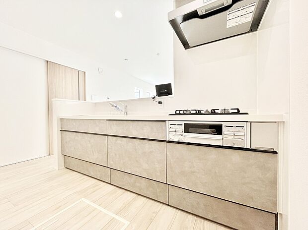 【ダイニングキッチン】料理をしながらご家族との会話を楽しめる対面カウンターキッチン