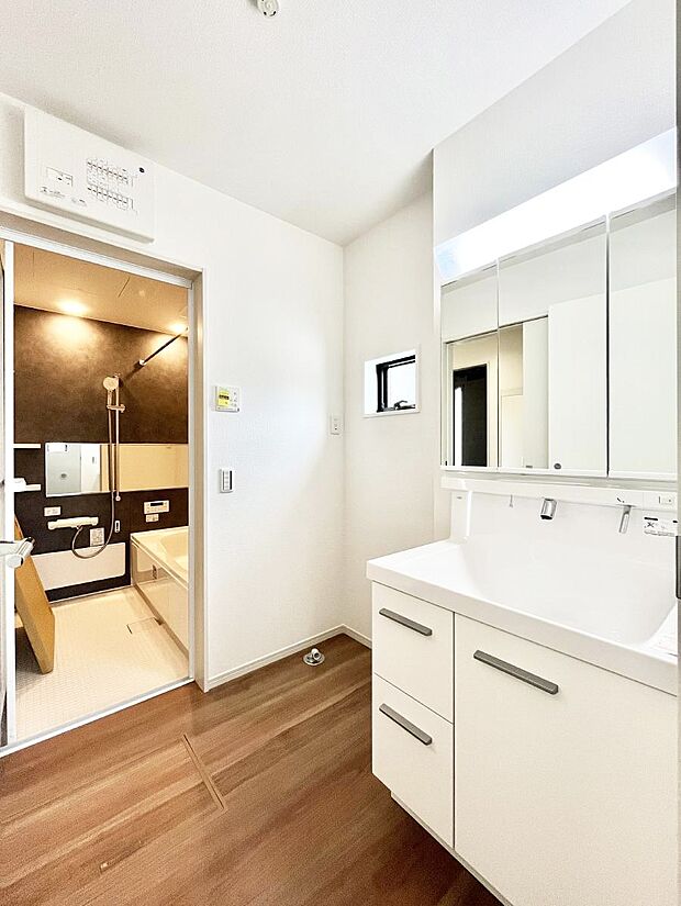 【脱衣場】キッチンとの動線を考慮した水廻り集中設計で忙しい時間の家事もラクラク