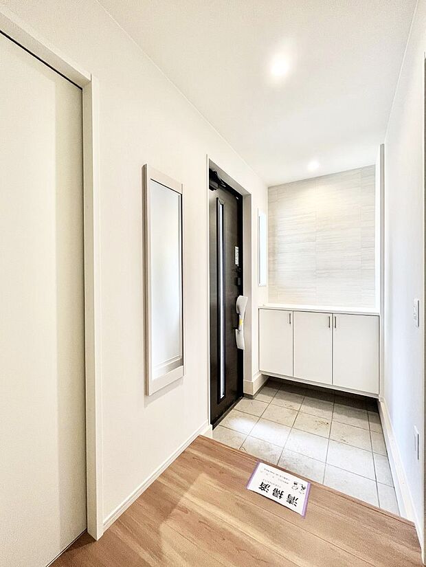 【玄関】下駄箱はご家族の写真や季節のインテリアで飾り棚として演出できます