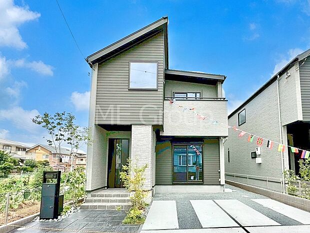 【現地外観写真】暮らしやすさと居心地の良さにこだわったシンプルで飽きのこないデザイン ！