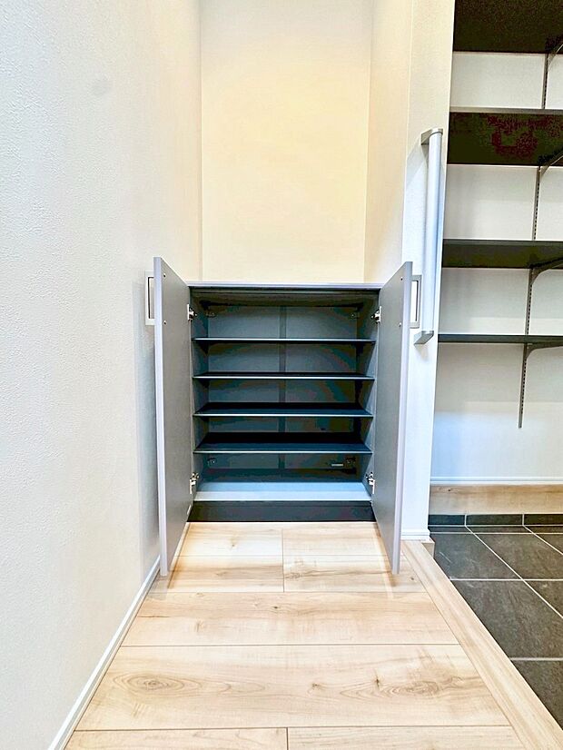 【玄関収納】可動棚付きの玄関収納があれば散らかりがちな玄関もすっきり。