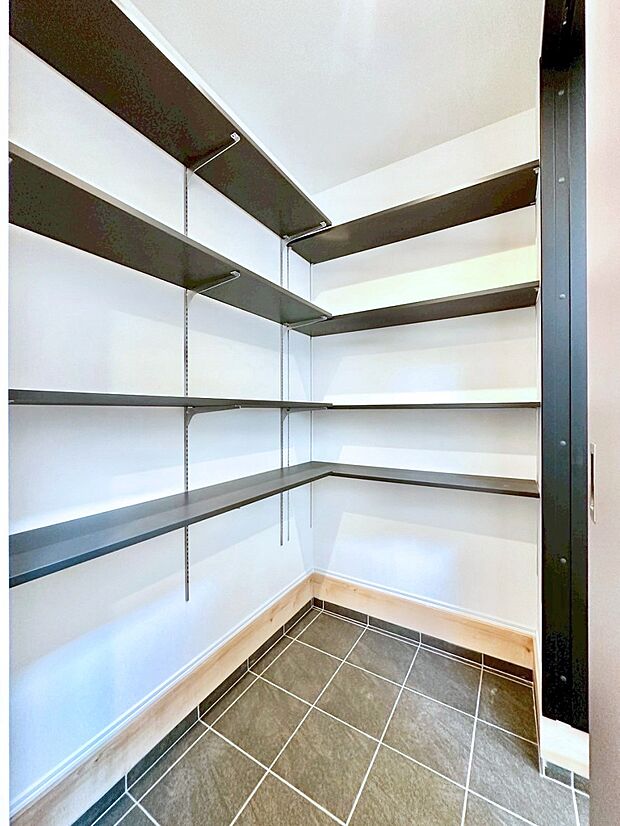 【収納】シューズインクローク付き！雨具やベビーカーも置けます。