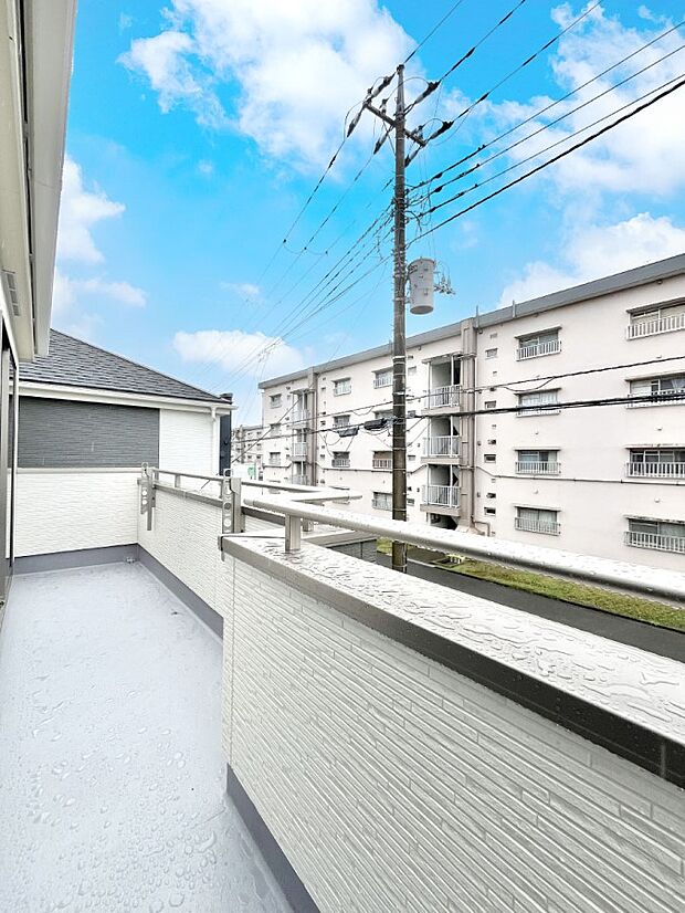 【バルコニー】南向きのバルコニー！ご家族の洗濯物はもちろん、お布団もたっぷり干せます！