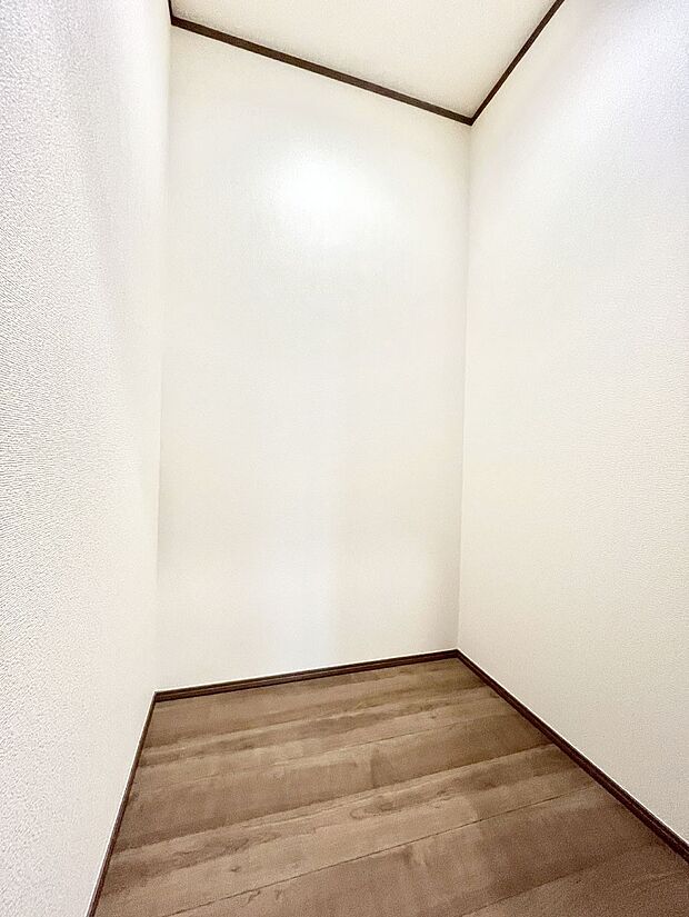 【納戸】たっぷりの納戸スペースで快適に暮らせそう   