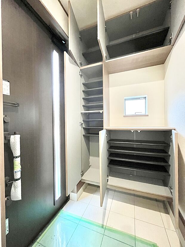 【シューズボックス】たっぷり収納できるシューズボックスで家族全員の靴も、玄関すっきり。