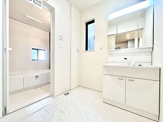 【脱衣場】清潔感のある快適空間です。毎日の身支度も気持ち良くお使い頂けます。 