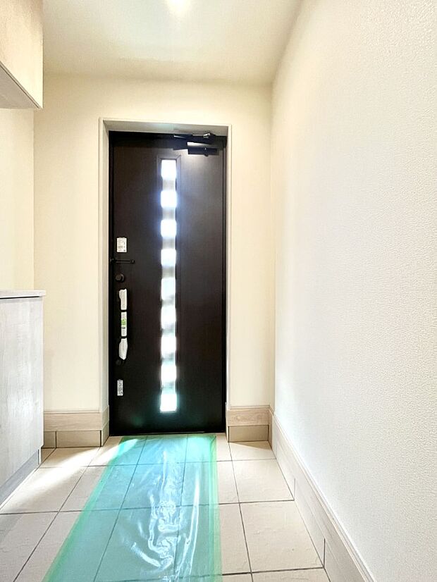 【玄関】明るい玄関はお客様をお出迎えするのにぴったりです！