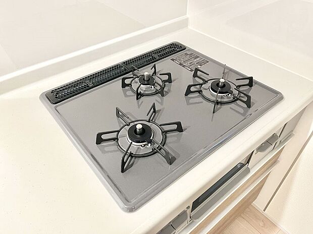 【Ｓｉセンサーコンロ】ガスコンロはＳｉセンサー搭載。火力調節や焦げ付き・消し忘れも防いでくれます。