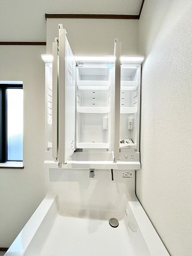 【三面鏡裏収納】三面鏡の裏に、化粧品や衛生用品などを収納可能。洗面台をすっきりと保ちます！