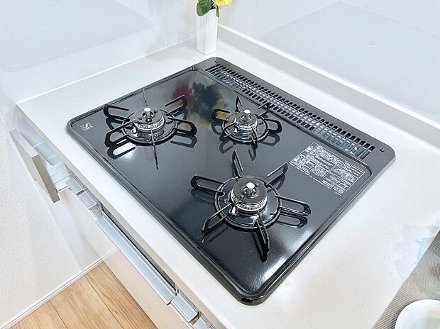 【Ｓｉセンサーコンロ】ガスコンロはＳｉセンサー搭載。火力調節や焦げ付き・消し忘れも防いでくれます。