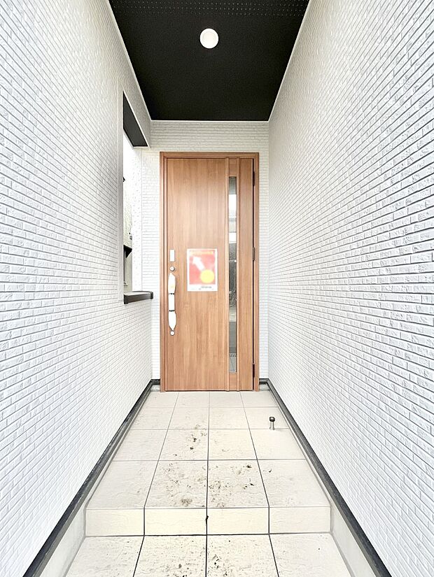 【玄関】大切な家族、来客を出迎える玄関。