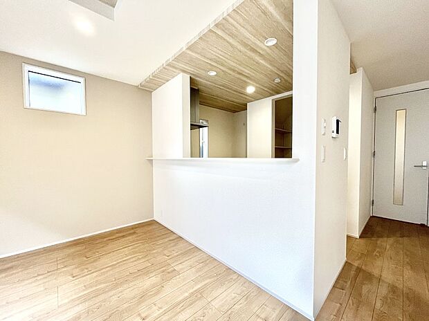 【ダイニングキッチン】料理をしながらでもご家族との会話を楽しめる対面キッチン