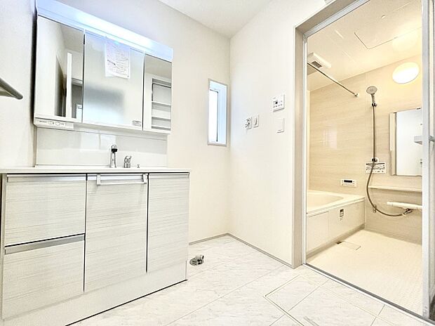 【脱衣場】清潔感のある快適空間です。毎日の身支度も気持ち良くお使い頂けます。 