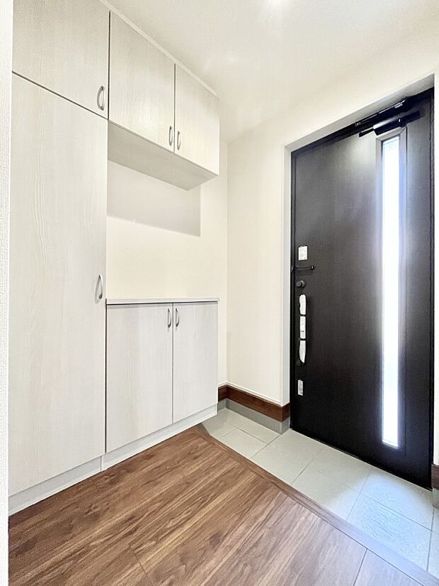 【玄関】飾り棚を利用して、お越しいただくお客様をおもてなしできます。　