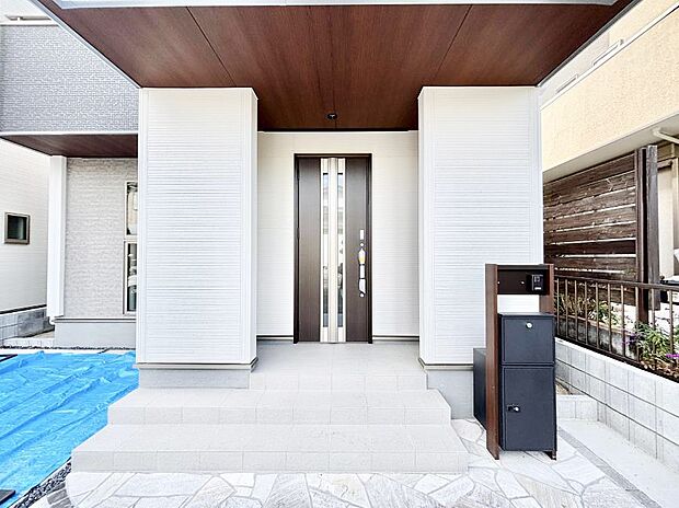 【玄関】大切な家族、来客を出迎える玄関。