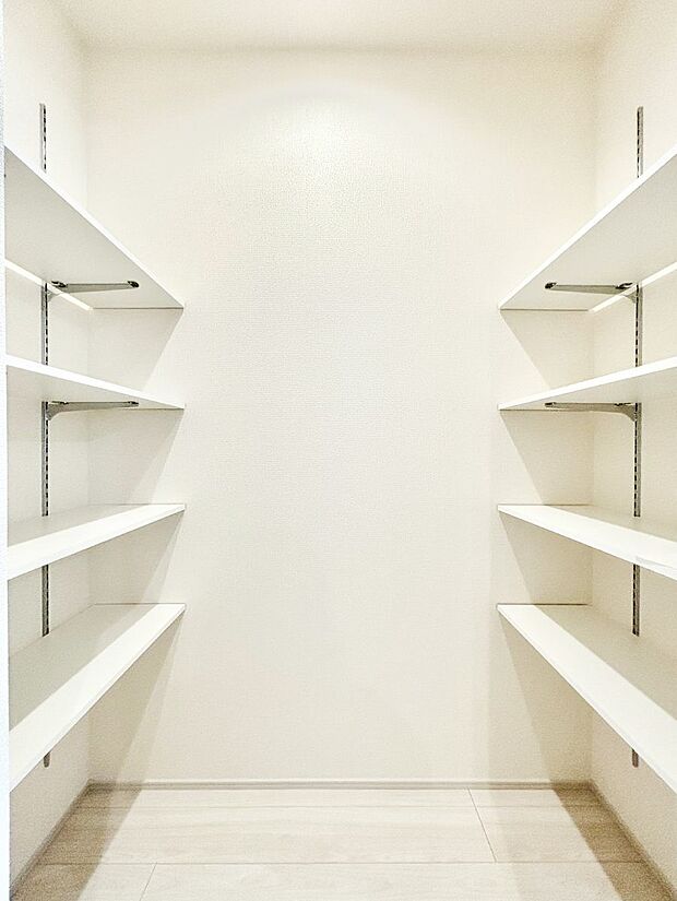 【キッチン横収納】食材のストックはもちろん、日用品の収納など使い方はいろいろ！    