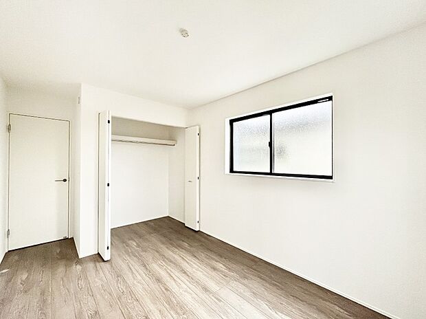 【寝室】使いやすい形でベットや家具の置き方にも困ることもありません。 