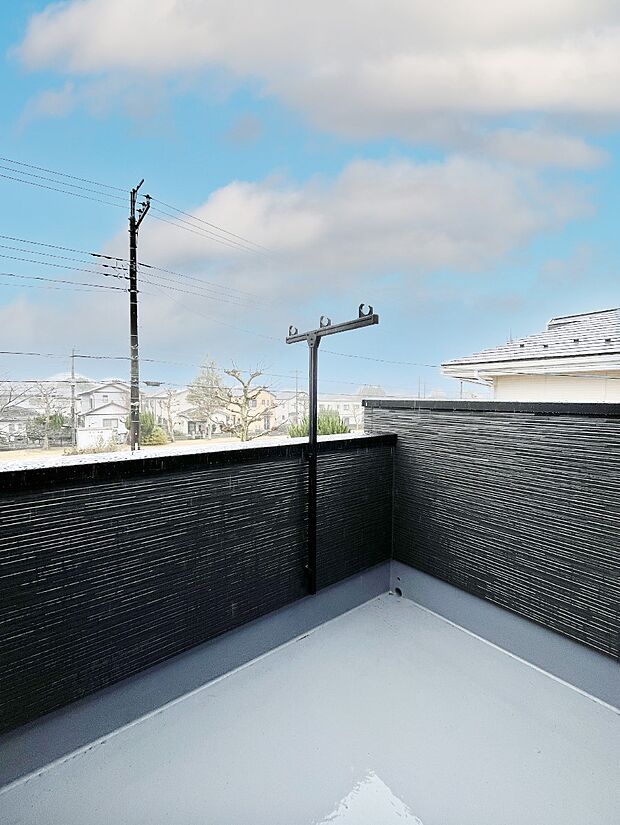 【バルコニー】暖かな陽光が降り注ぐバルコニーはお洗濯におすすめ。爽やかな風も心地よいです。 