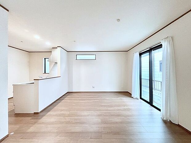 【リビングダイニング】大きな窓からたっぷりの陽光と風を感じられるリビング