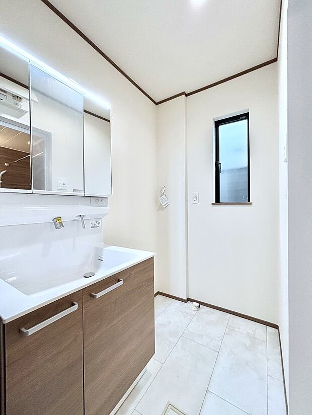 【脱衣場】小窓がついているので湿気の多い場所でも換気が十分行えます。毎日の身支度を気持ち良く！