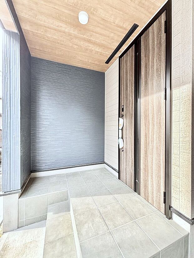 【玄関】玄関前は雨が降っても濡れにくい屋根付き