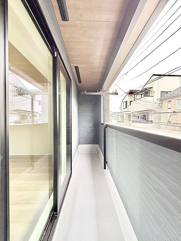 【バルコニー】暖かな陽光が降り注ぐバルコニーはお洗濯におすすめ。爽やかな風も心地よいです。 