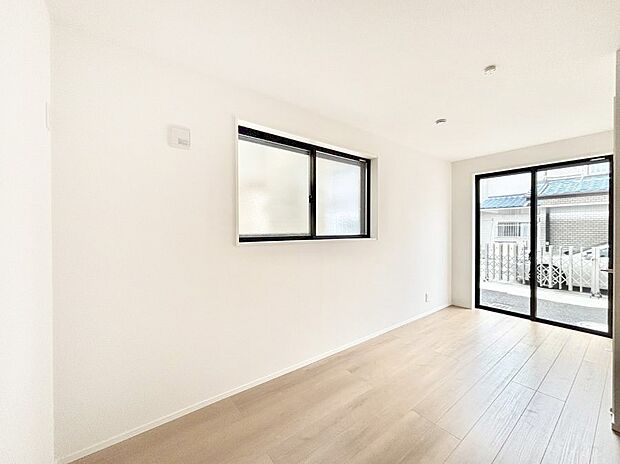 【寝室】使いやすい形でベットや家具の置き方にも困ることもありません。   