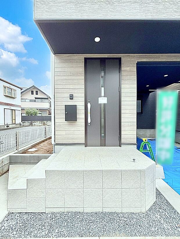 【玄関】玄関前は雨が降っても濡れにくい屋根付き