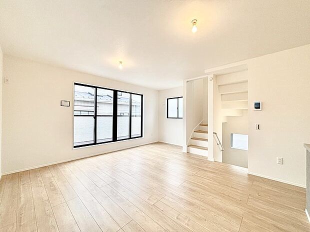 【リビングダイニング】大きな窓からたっぷりの陽光と風を感じられるリビング