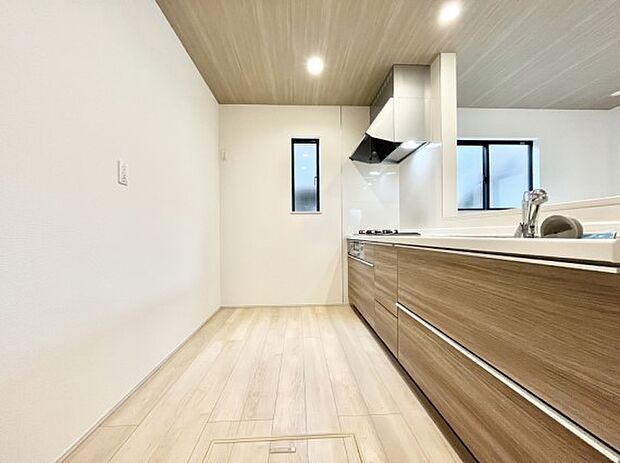 【ダイニングキッチン】爽やかな風が通り抜けるキッチン。窓があるので明るく換気にも役立ちます。