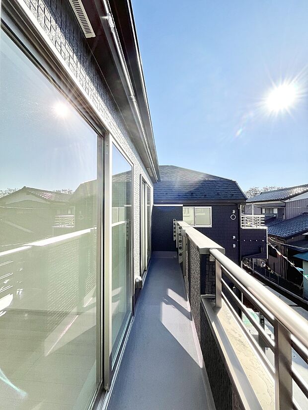 【バルコニー】気持ちよい陽光と風を感じられます  　