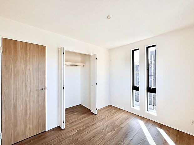 【寝室】2つ並んだ縦長の窓がアクセントになっている2階5.25帖の洋室。