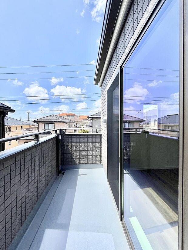 【バルコニー】暖かな陽光が降り注ぐバルコニーはお洗濯におすすめ。爽やかな風も心地よいです。