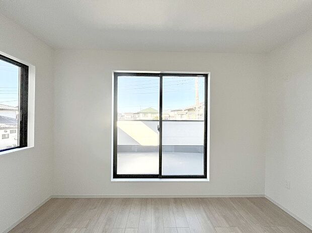 【洋室】明るいバルコニーサイドに洋室を設置。目覚めの良い寝室に。