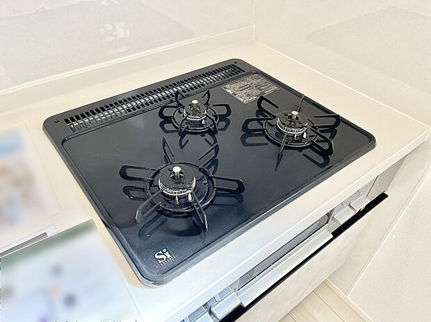 【Siセンサーコンロ】ガスコンロはSiセンサー搭載。火力調節や焦げ付き・消し忘れも防いでくれます。