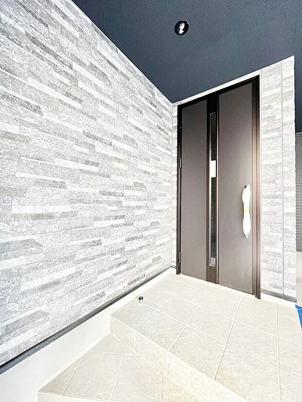 【玄関】玄関前は雨が降っても濡れにくい屋根付き