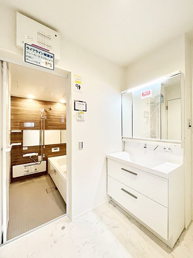 【脱衣場】清潔感ある洗面化粧室で朝の身支度も快適