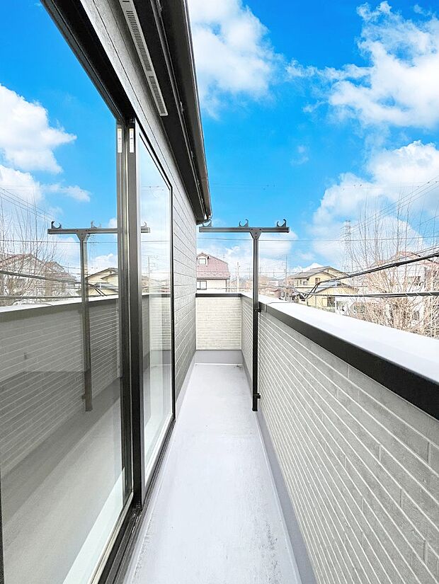 【バルコニー】暖かな陽光が降り注ぐバルコニーはお洗濯におすすめ。爽やかな風も心地よいです。