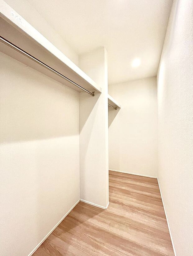 【廊下収納】廊下収納。掃除道具や季節の小物を収納することができます。