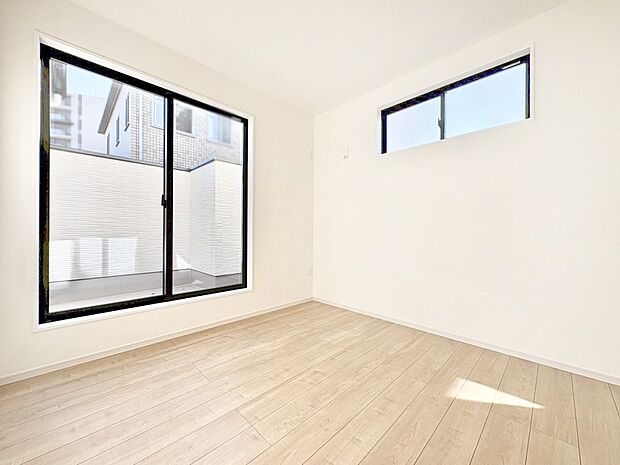 【寝室】明るいバルコニーサイドに洋室を設置。目覚めの良い寝室に。