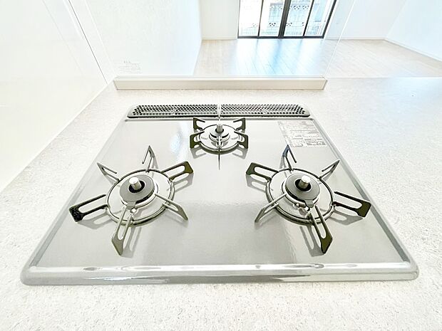 【Siセンサーコンロ】ガスコンロはSiセンサー搭載。火力調節や焦げ付き・消し忘れも防いでくれます。