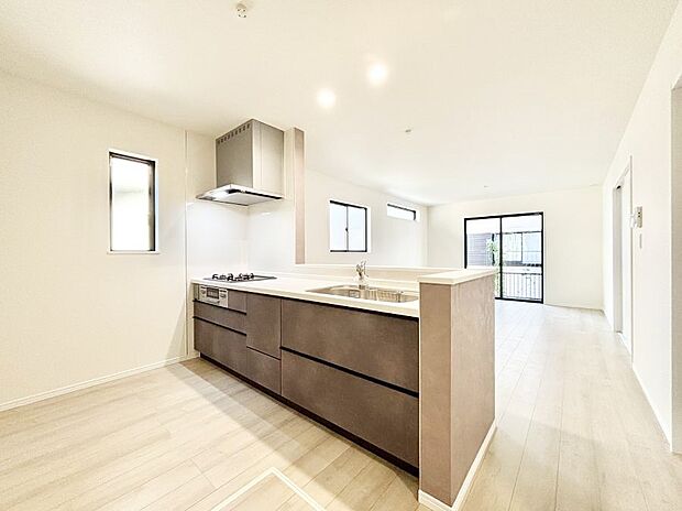 【ダイニングキッチン】料理をしながらご家族との会話を楽しめる対面カウンターキッチン