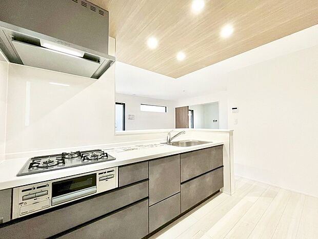 【ダイニングキッチン】料理をしながらご家族との会話を楽しめる対面カウンターキッチン