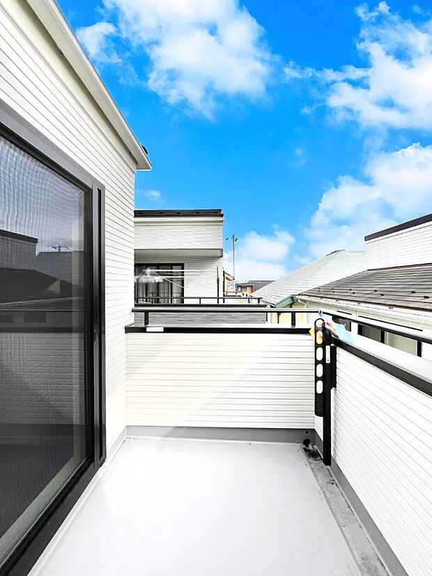 【バルコニー】奥行たっぷりのバルコニー。毎日のお洗濯やお布団干しに大活躍しそうですね！