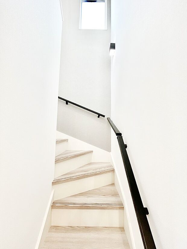 【その他内観】小さなお子様やご年配の方に嬉しい配慮！階段には手摺付きです。