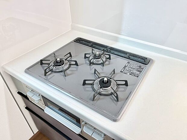 【Ｓｉセンサーコンロ】ガスコンロはＳｉセンサー搭載。火力調節や焦げ付き・消し忘れも防いでくれます。